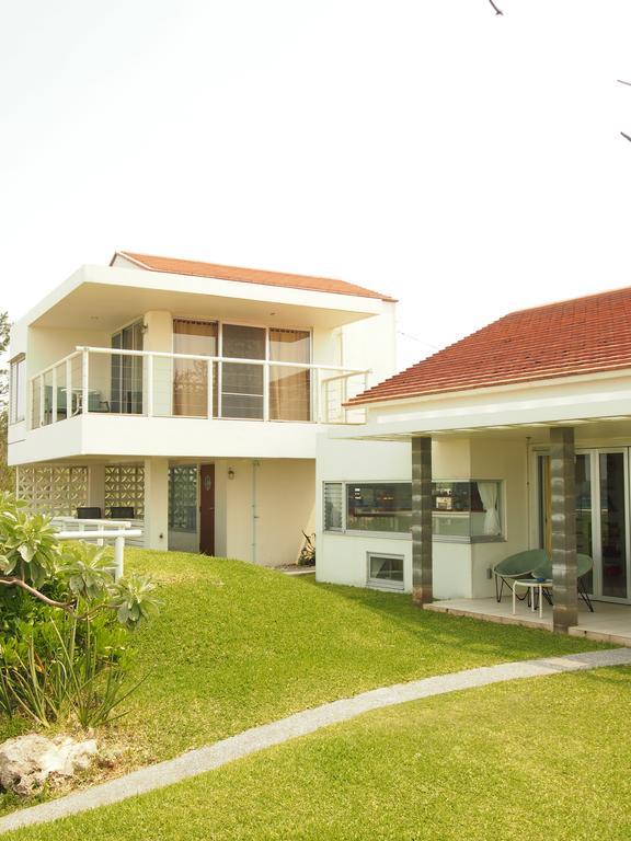 Keiki Beachhouse & Cafe Hotell Nakijin Exteriör bild